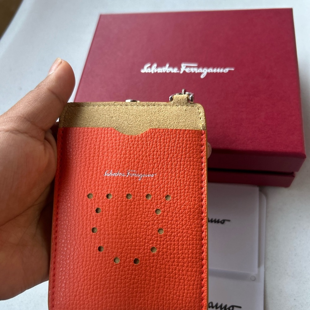 New Salvatore Ferragamo key card with chain - Picture 4 of 6